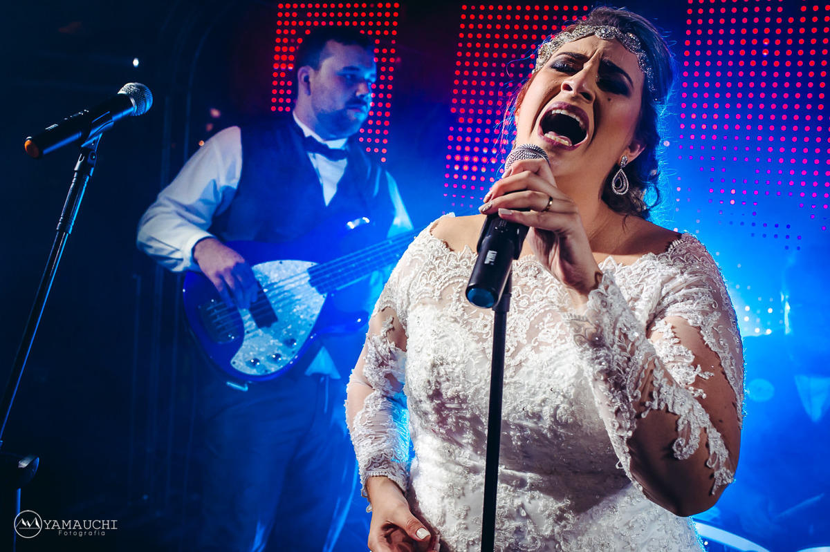 noivos tocando e cantando