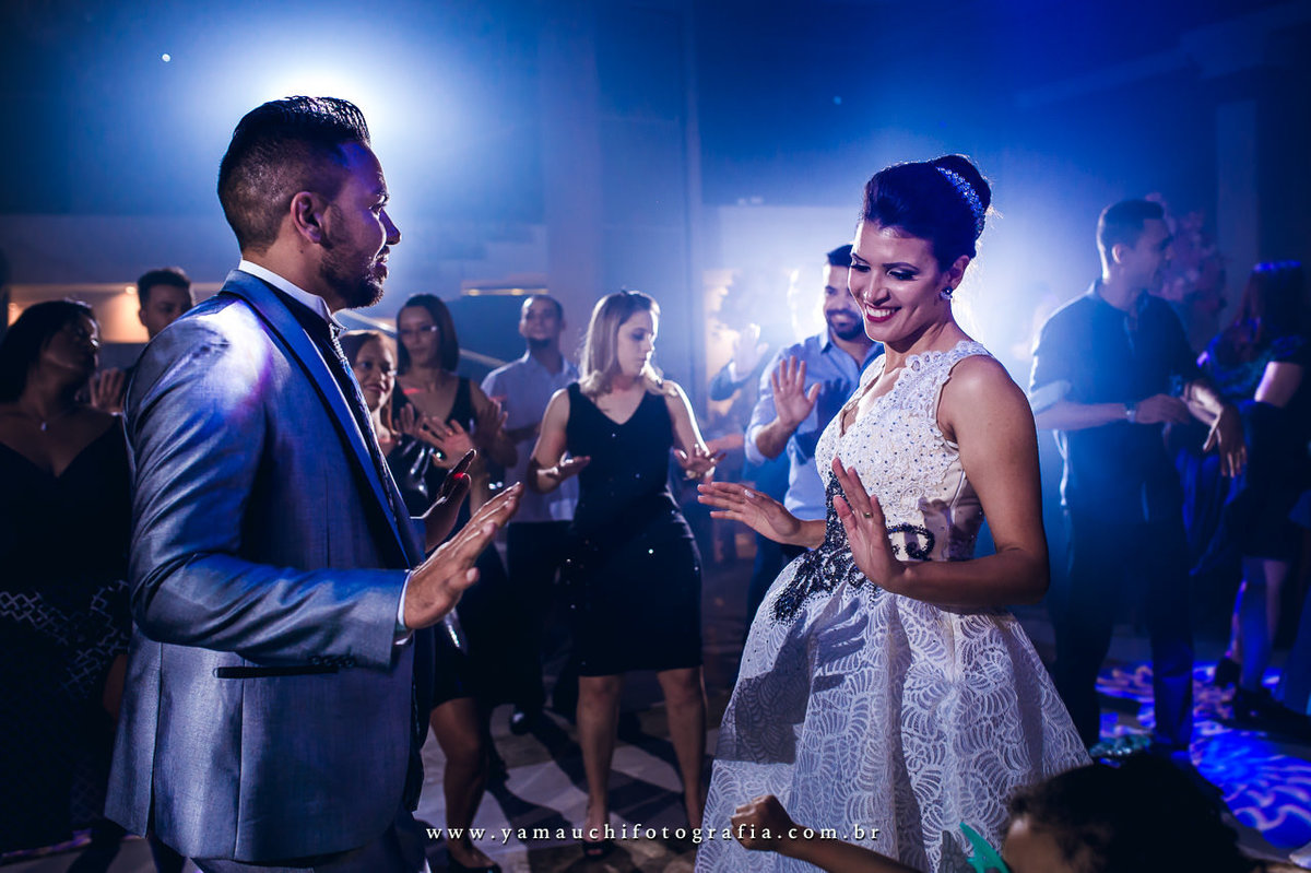noivos na festa