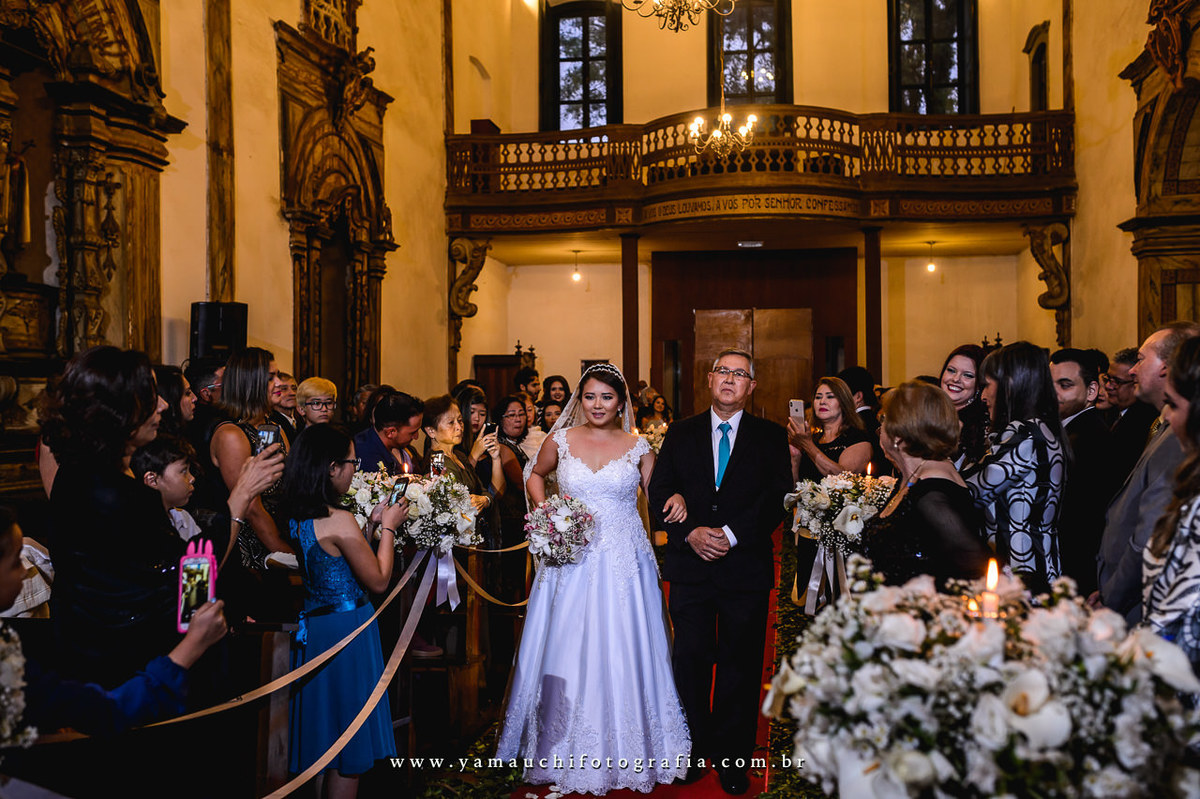 Entrada da noiva na igreja