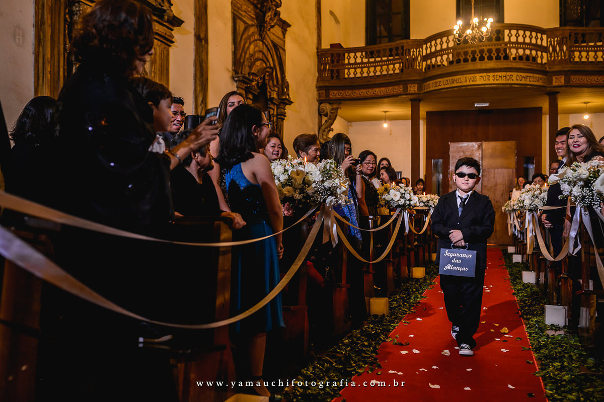 pajem levando as alianças de casamento