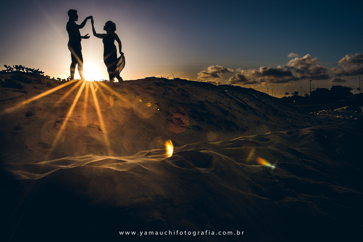 Por do sol na praia com ensaio de casal