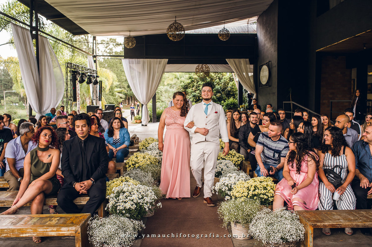 entrada do noivo na Chácara Recanto dos Lagos na cidade de Suzano