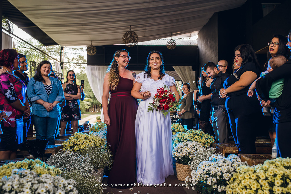 Entrada da noiva com a mãe