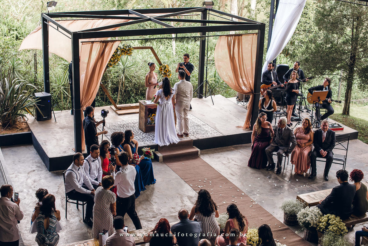 cerimônia de casamento no campo e vestido de noiva