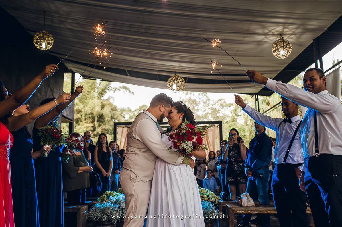 sparkles na saída dos noivos