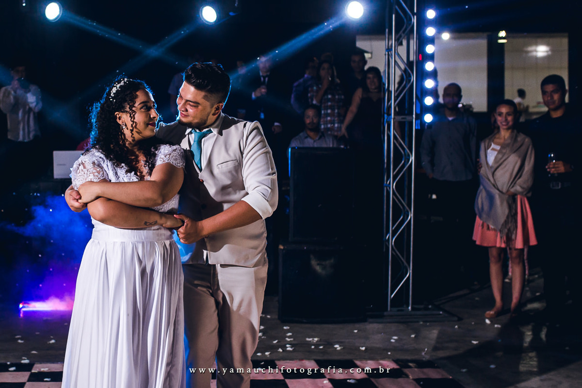 dança dos noivos durante a festa