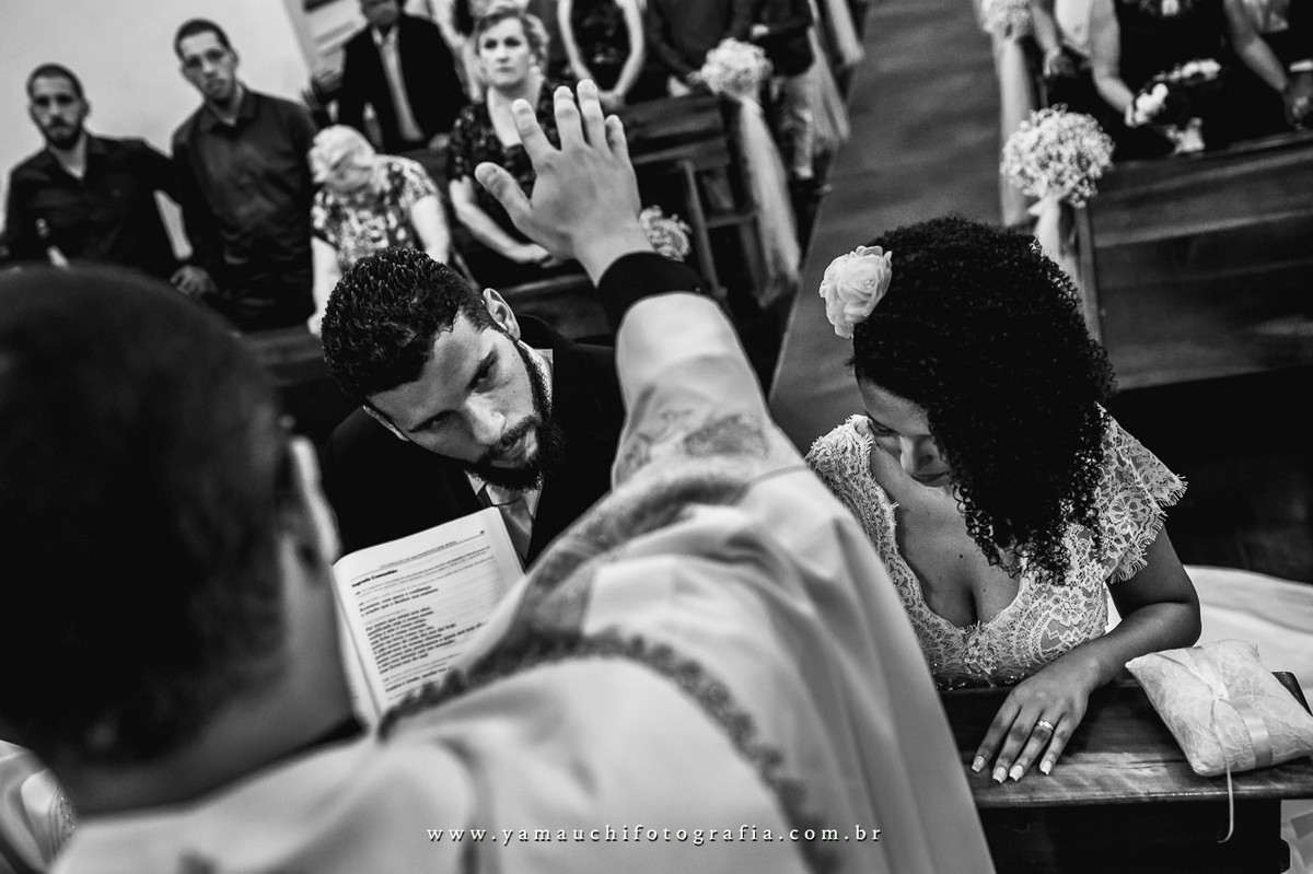 benção do padre na cerimônia de casamento na igreja