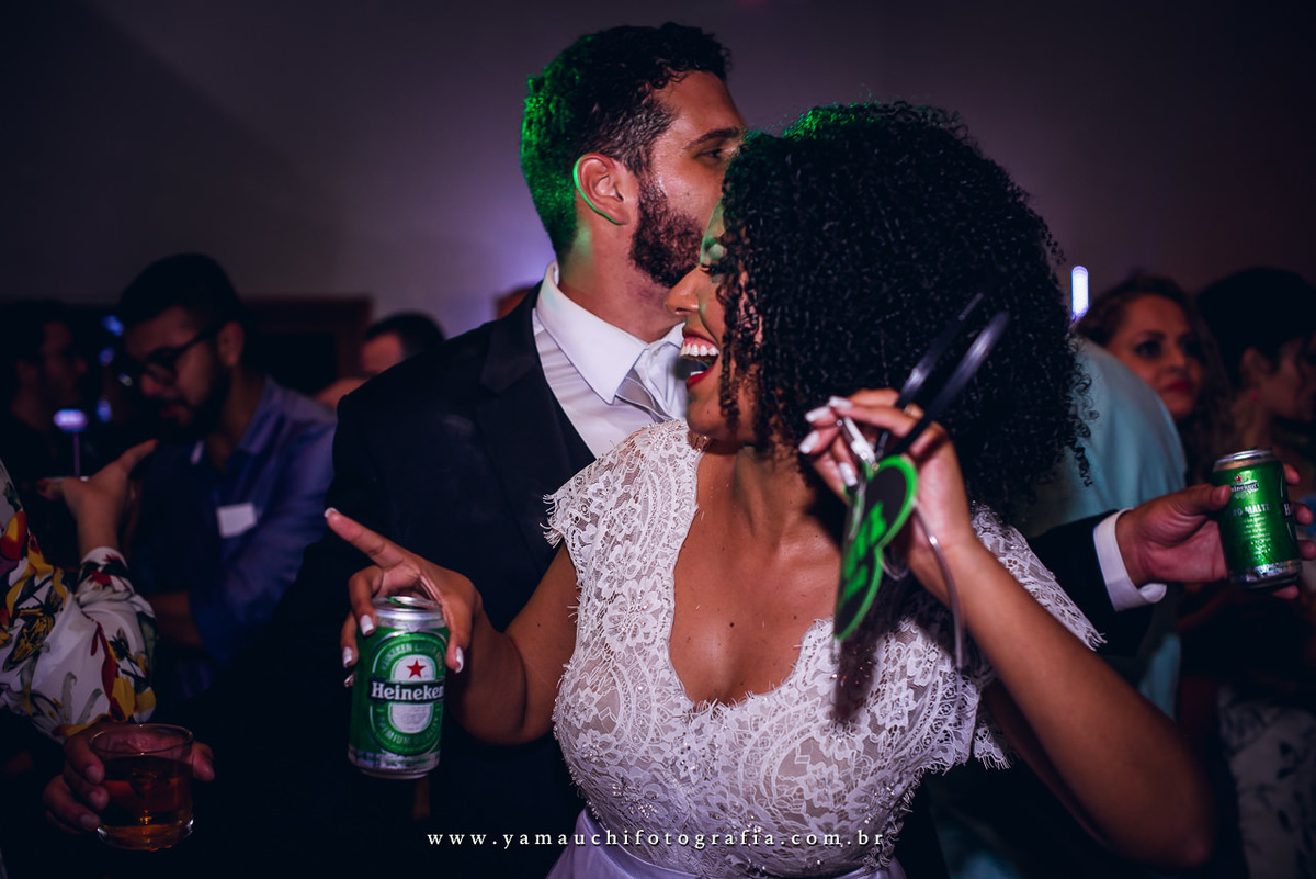 noivos com banda para casamento