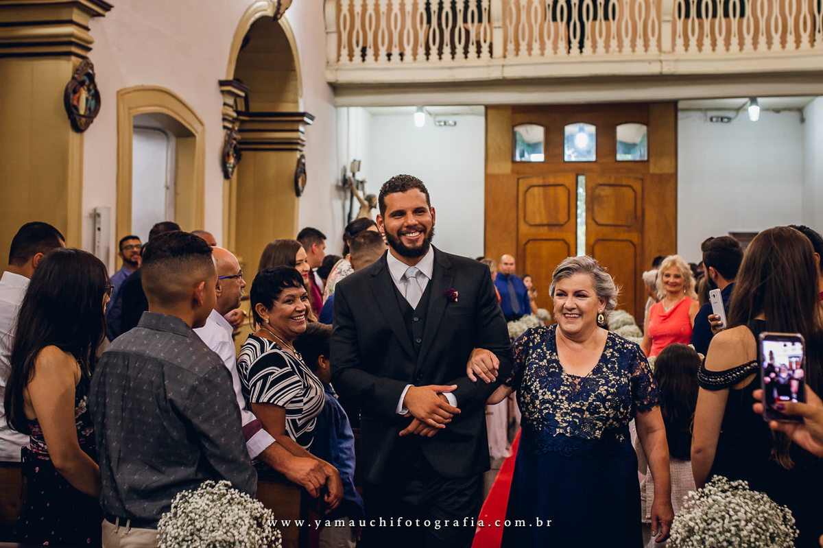 casamento na igreja e entrada do noivo