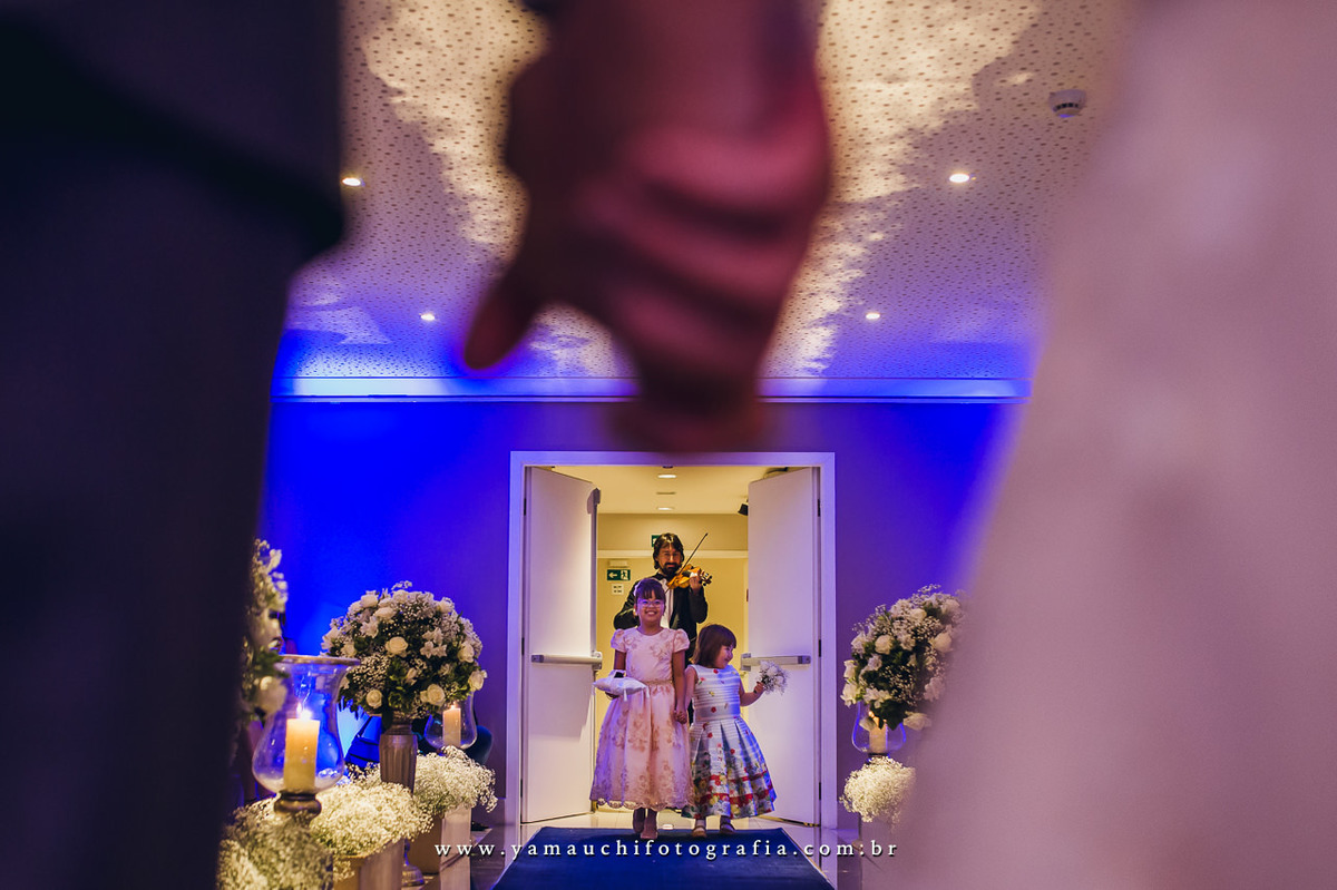 daminhas carregando aliança