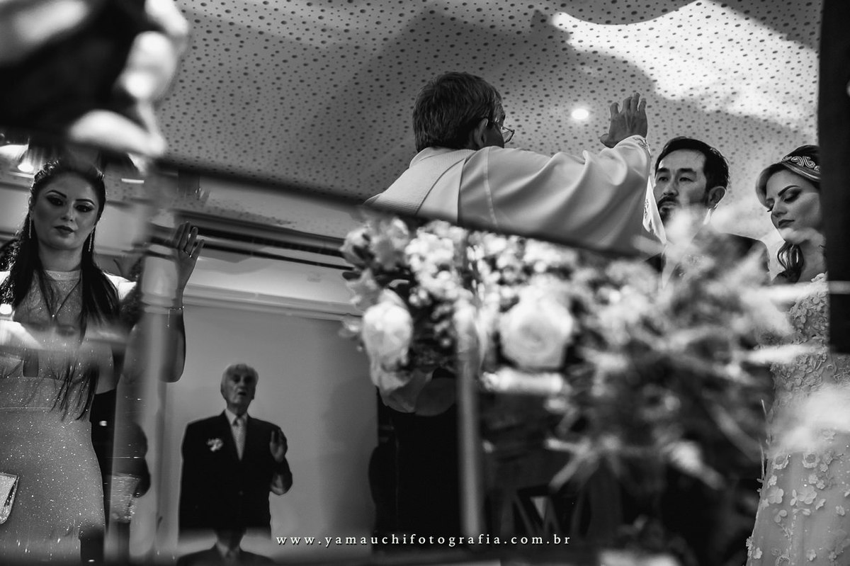 benção do padre aos noivos