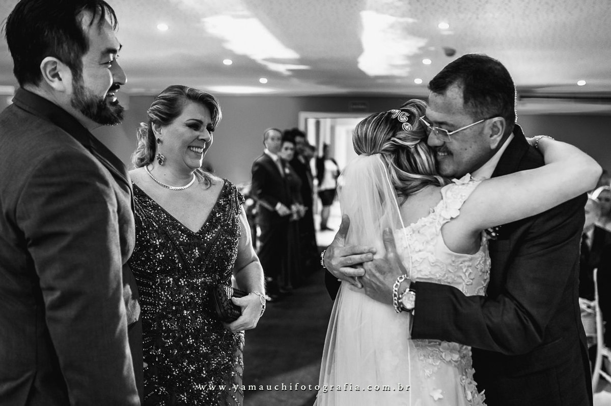 emoção dos noivos na cerimônia