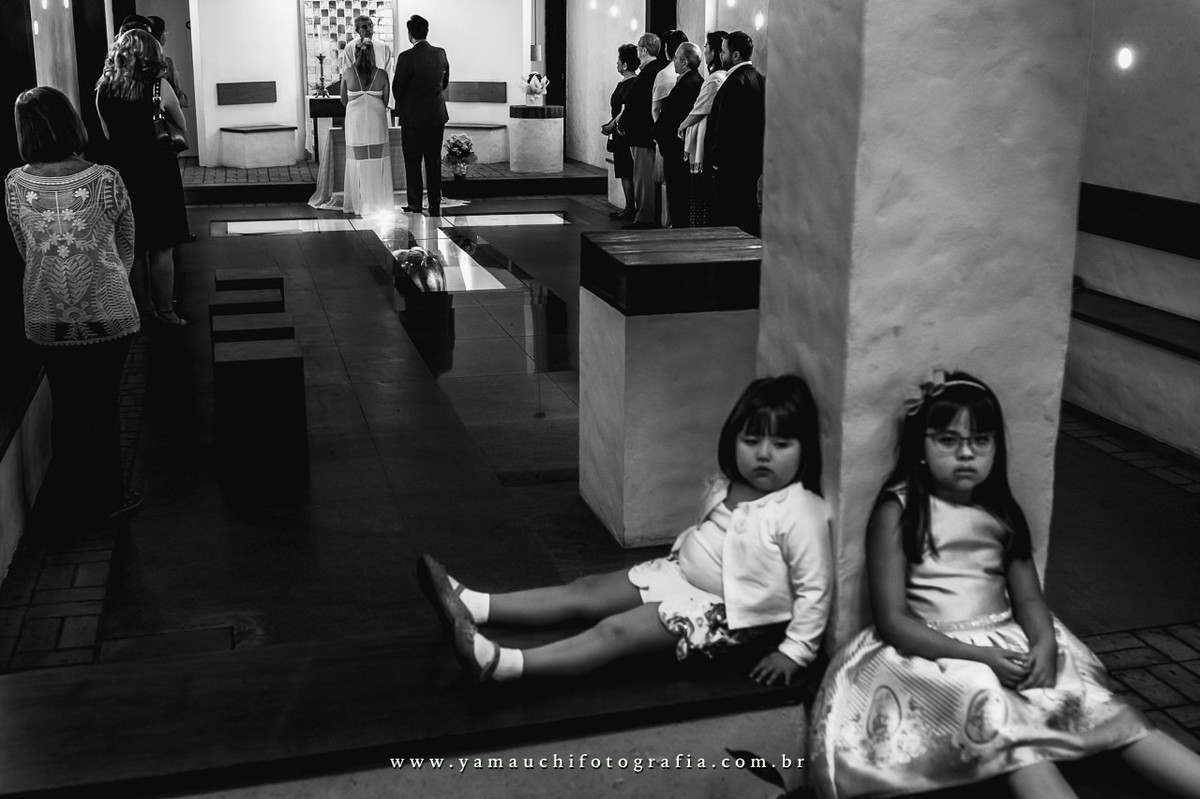 crianças na cerimônia de casamento católica