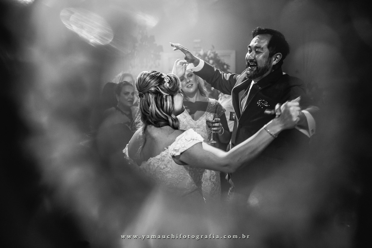 noivos dançando 