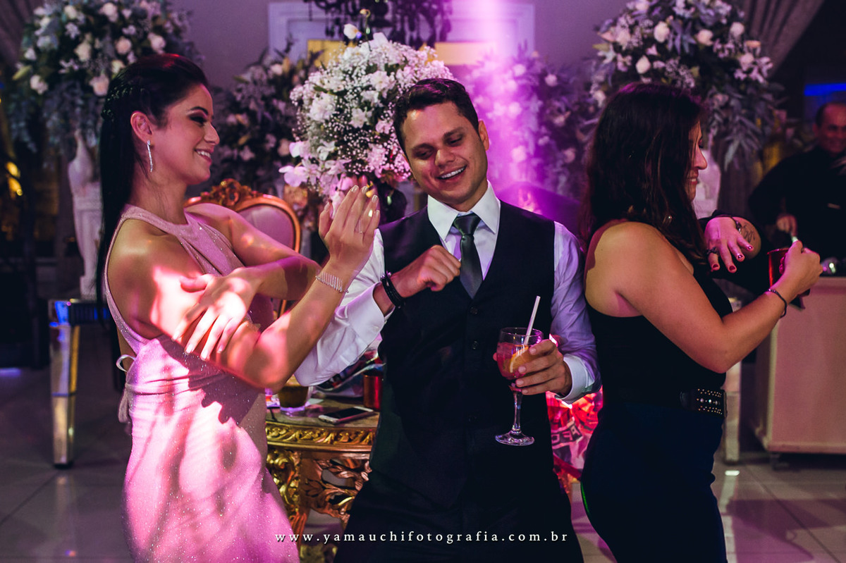 convidados se divertindo em salão para festas