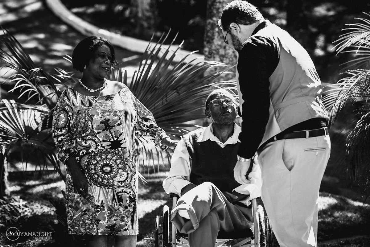 noivo cumprimentando