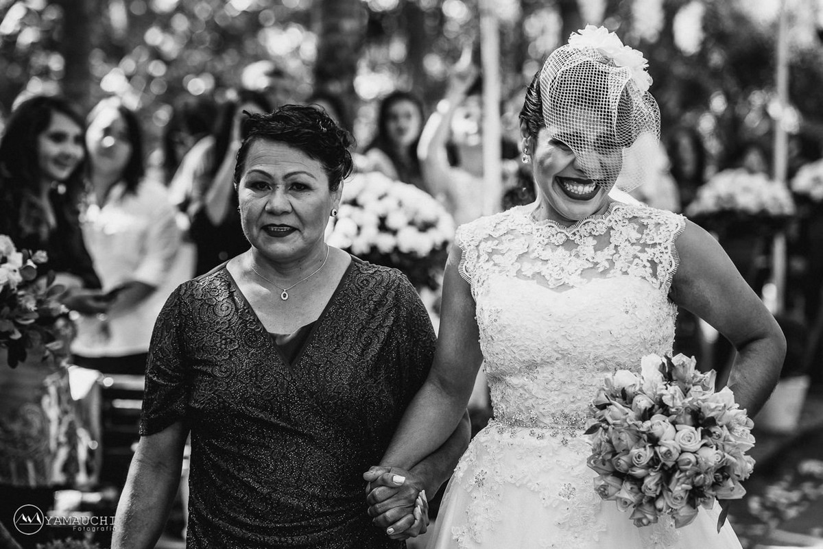 noiva entrando com a mãe