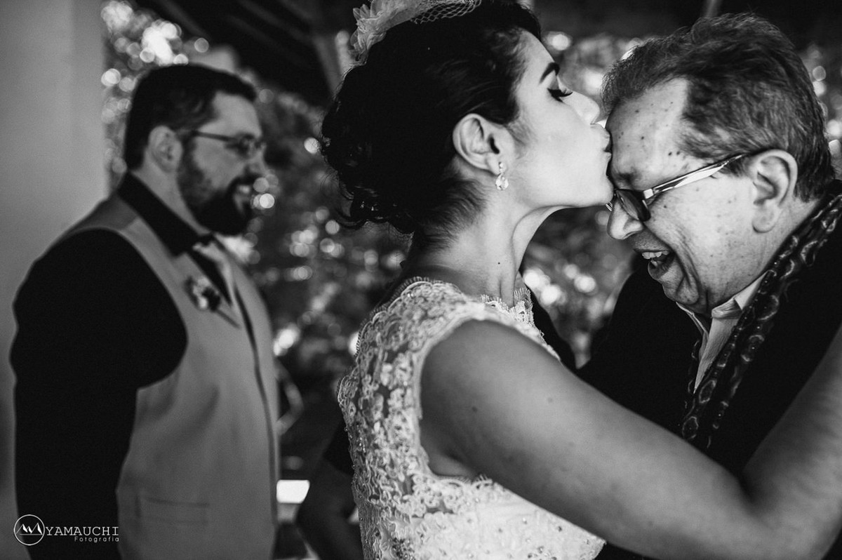 noiva beijando sogro