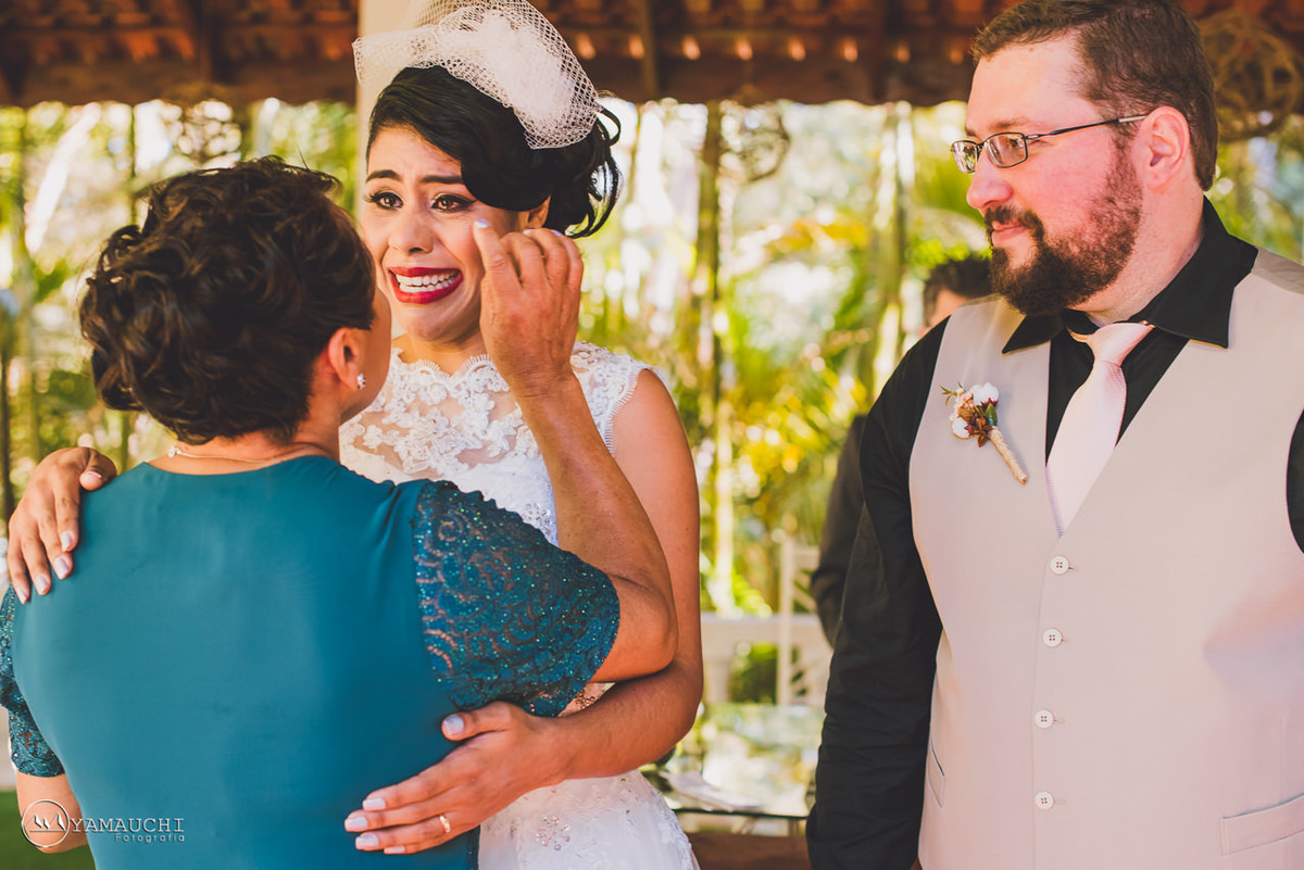 mãe enxugando as lagrimas da noiva