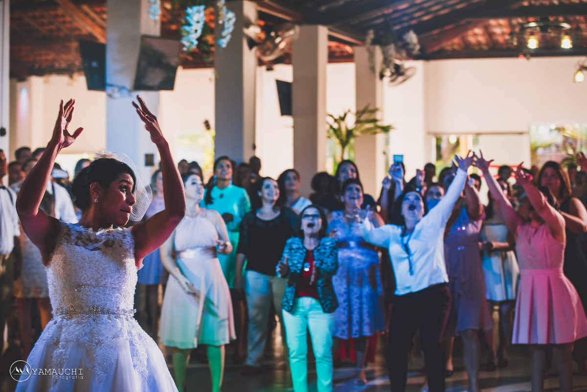 noiva jogando buquê