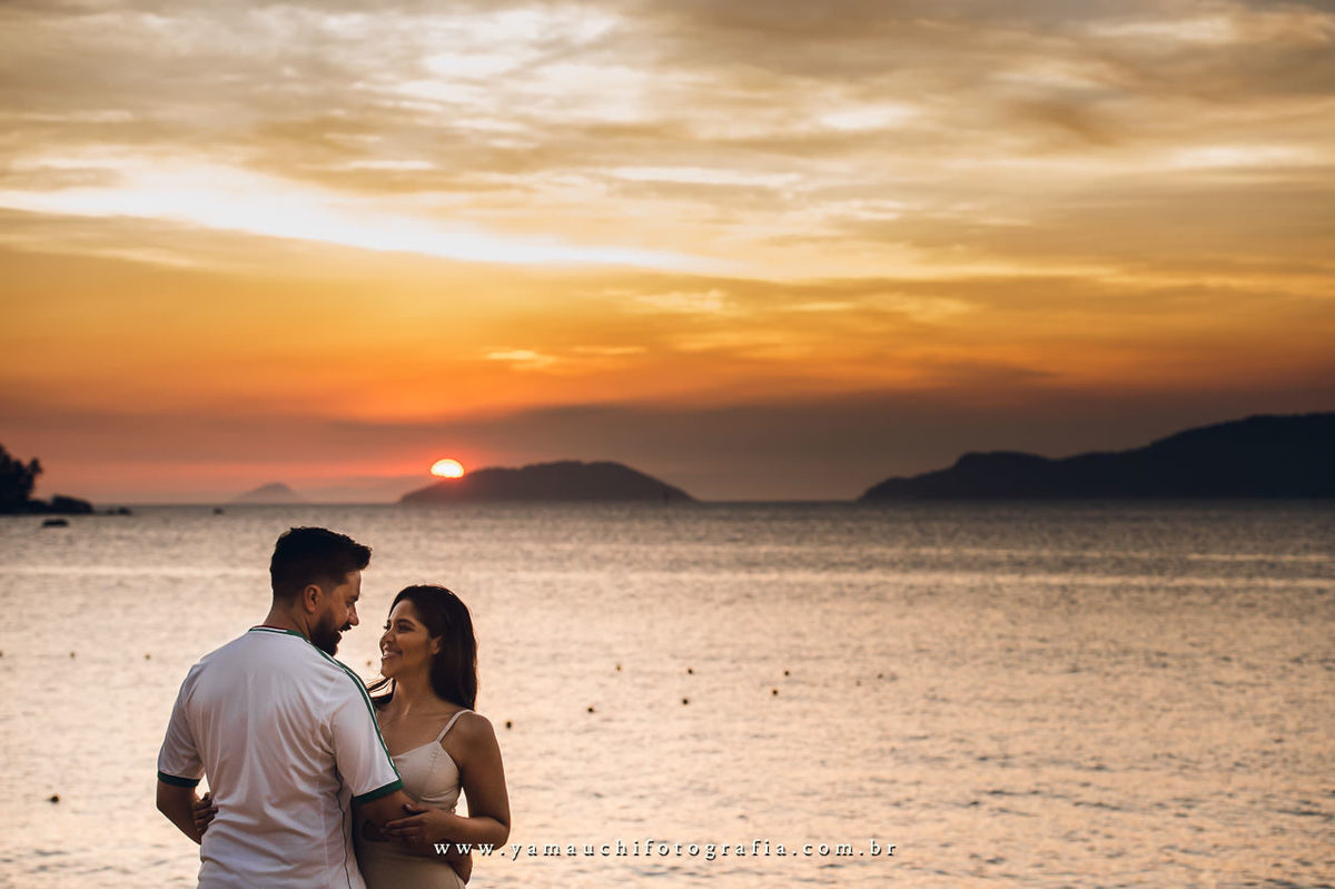 Ensaio de casal na praia Ilhabela com por do sol
