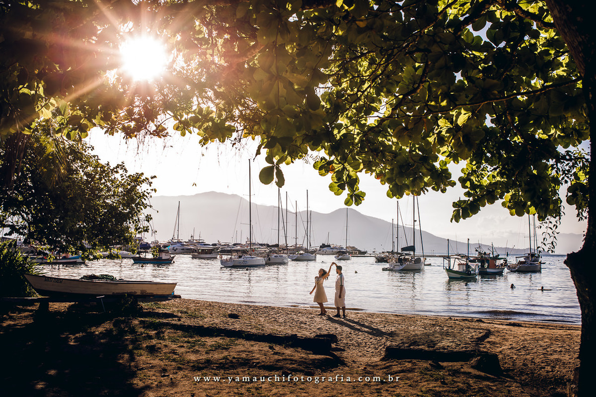 Ensaio de casal em Ilhabela na Praia da Armação