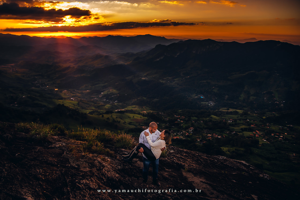 Ensaio de casal na Pedra do Baú com por do sol