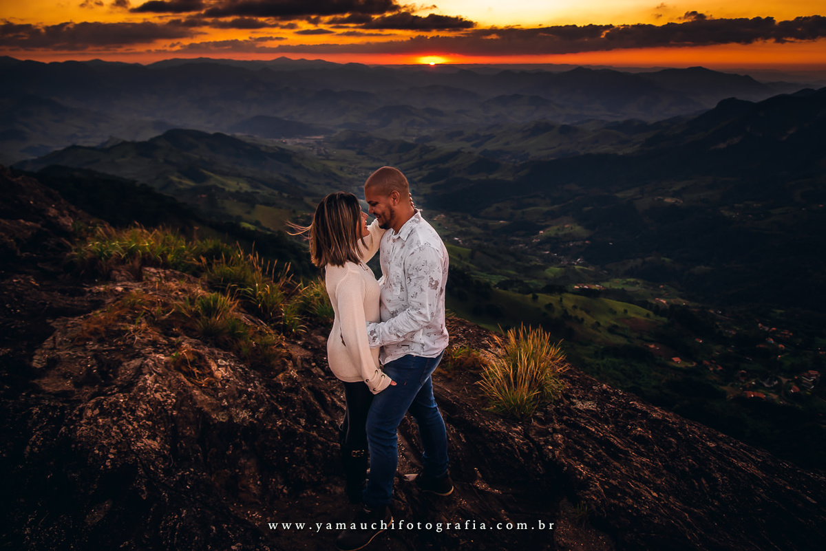 Fotografia do por do sol na Pedra do Baú
