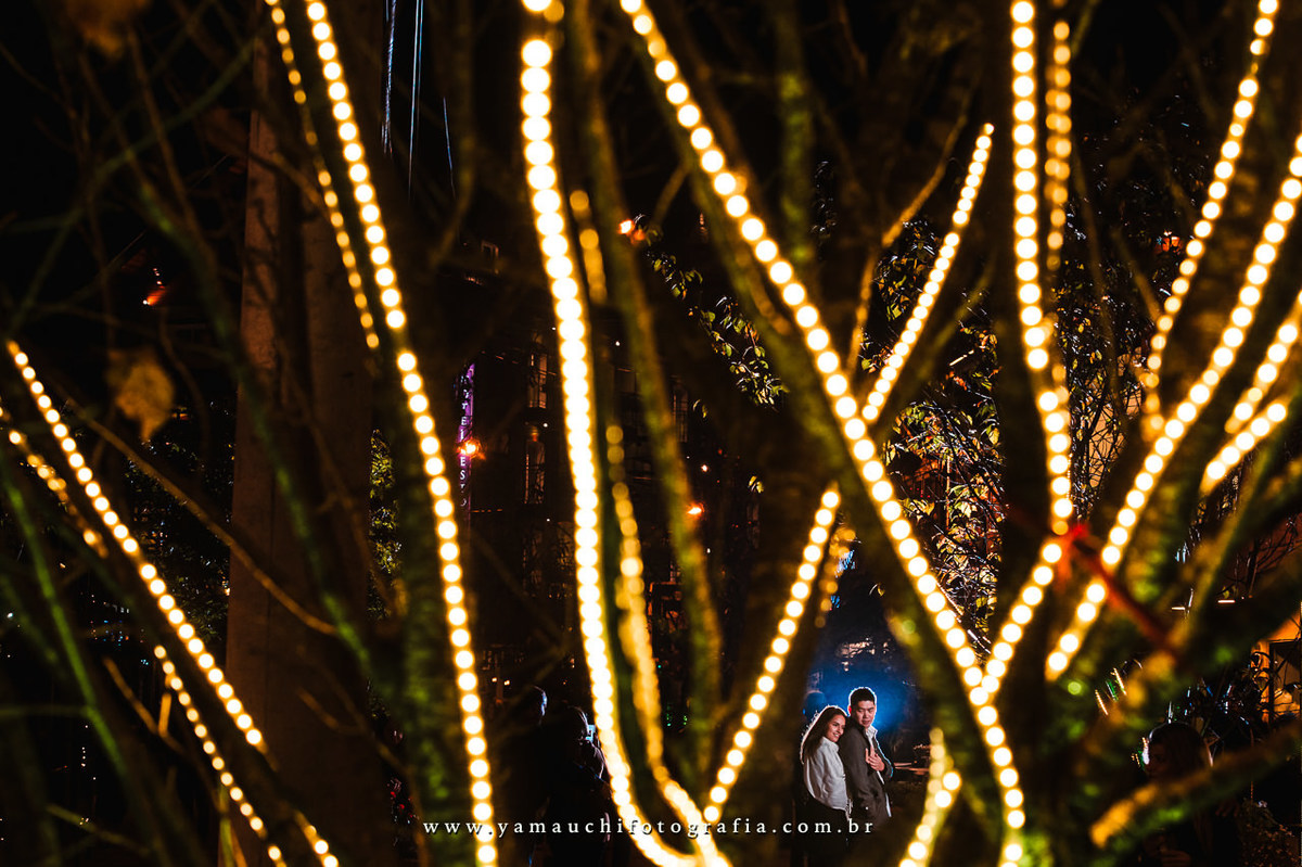 luz criativa no ensaio de casal em Campos do Jordão