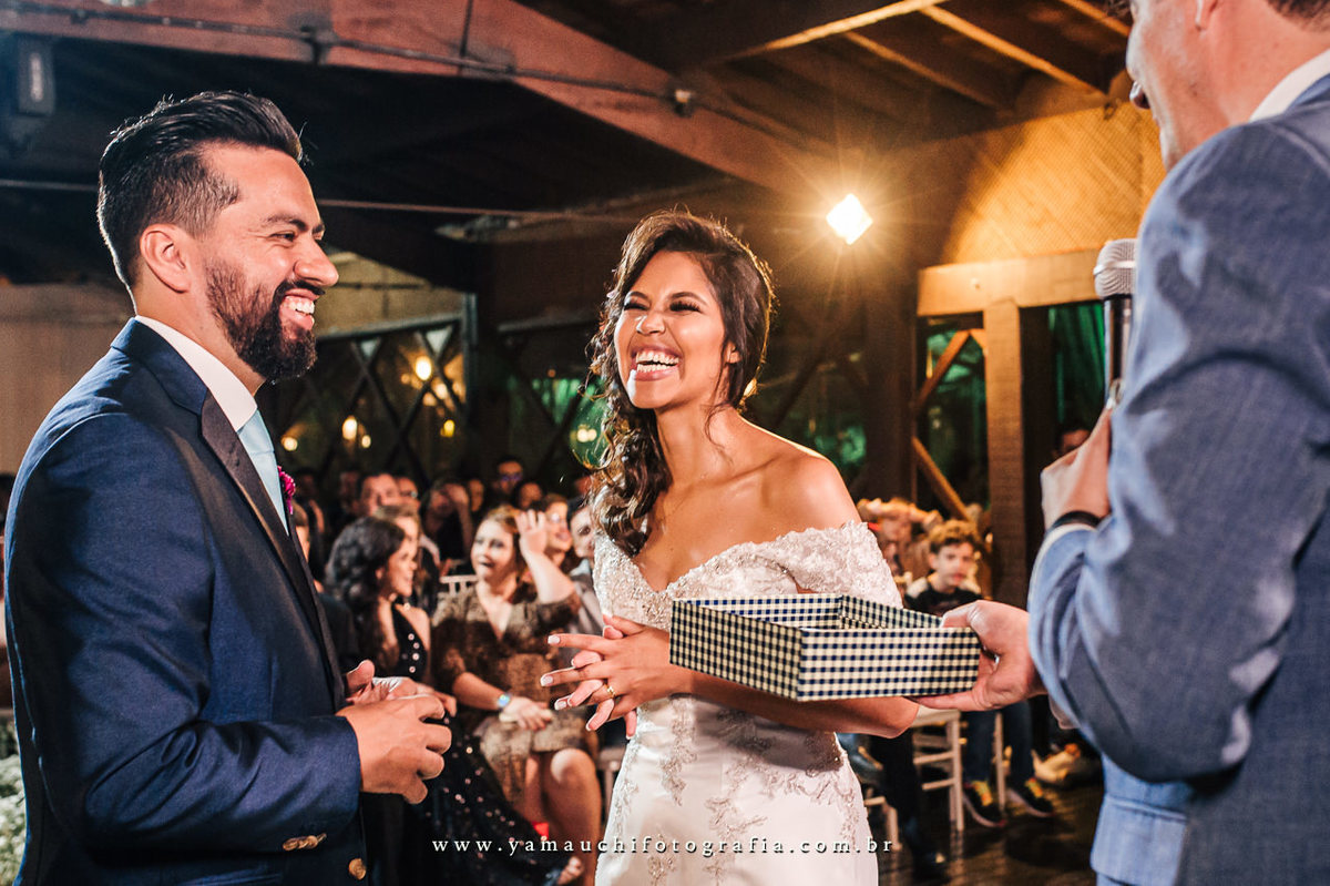 noivos no altar com celebrante