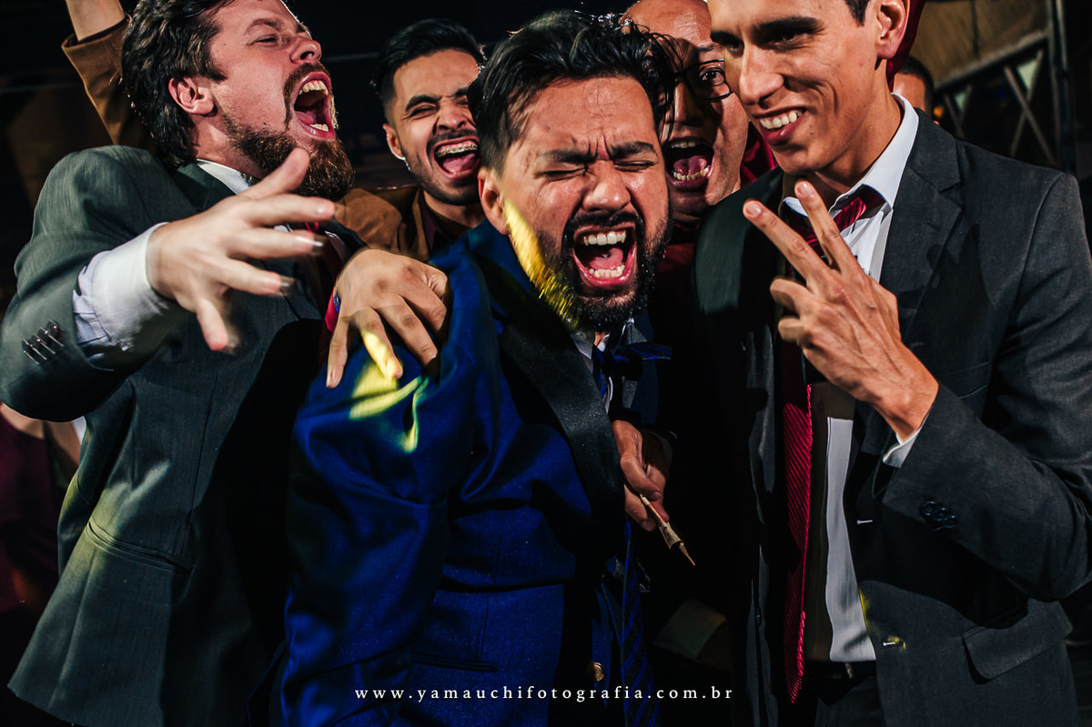 Noivo com seus amigos na festa