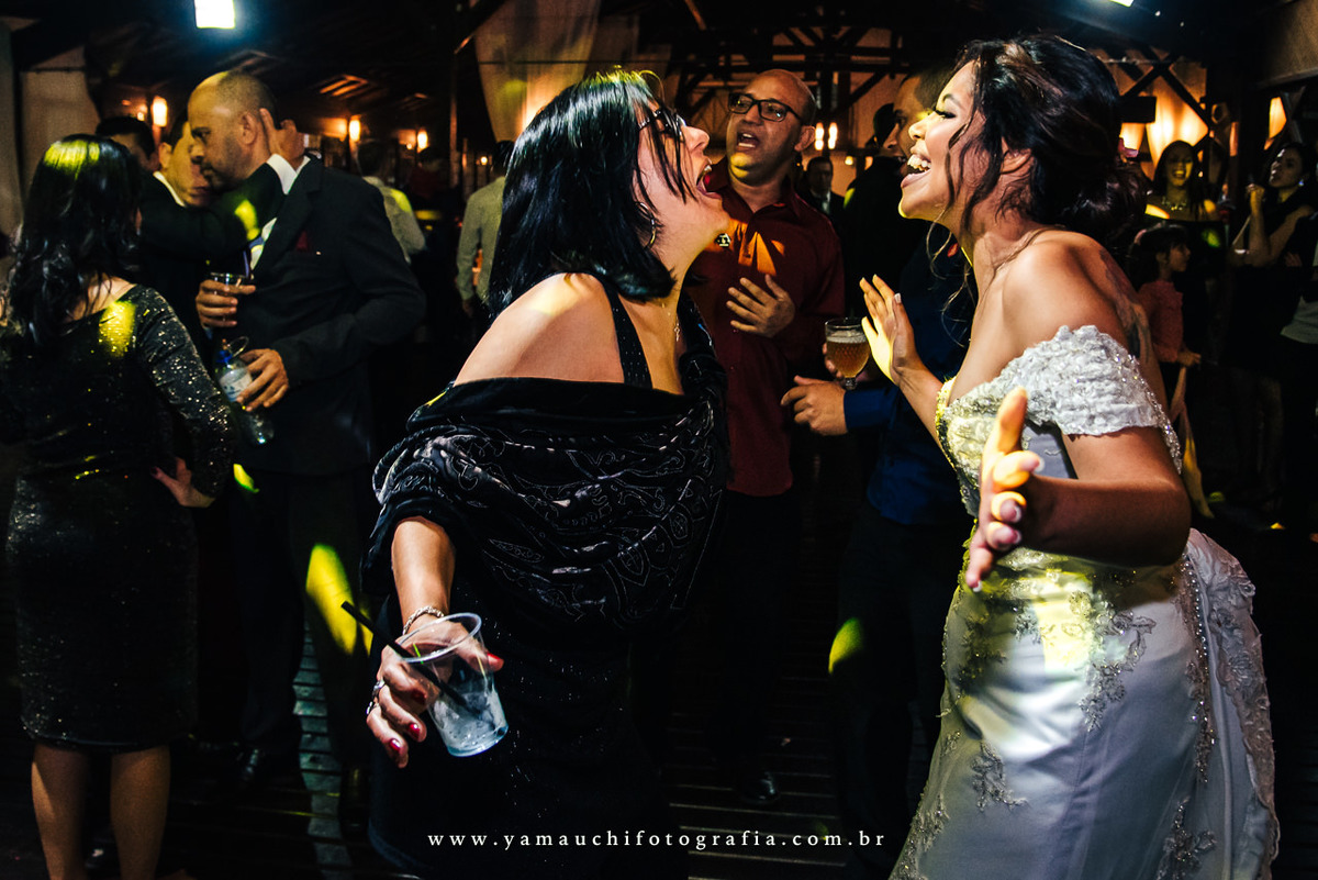 noiva dançando na Casa da árvore