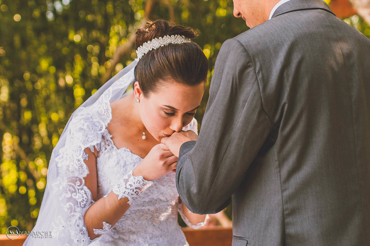 noiva beijando a aliança