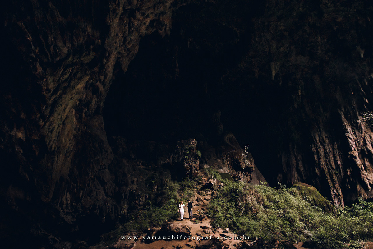 Fotos na caverna por fotógrafo de casamento SP