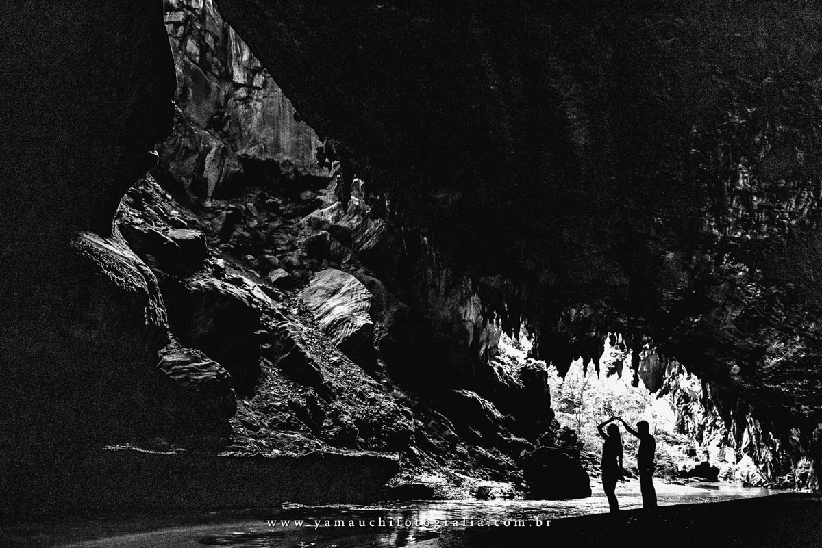 Parte baixa da caverna Temimina no núcleo Caboclos com fotos na caverna