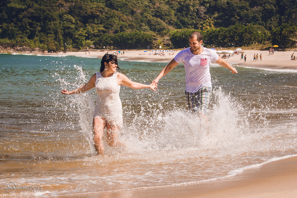 casal correndo na praia