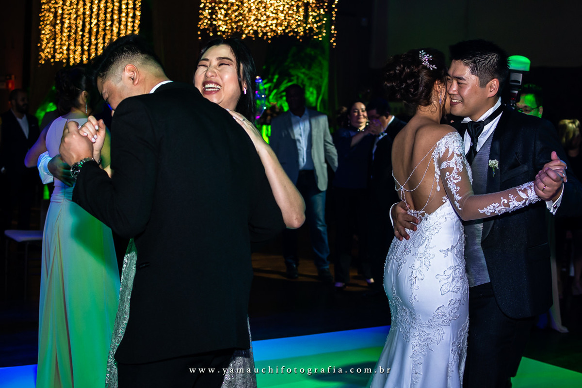 noivos dançando 