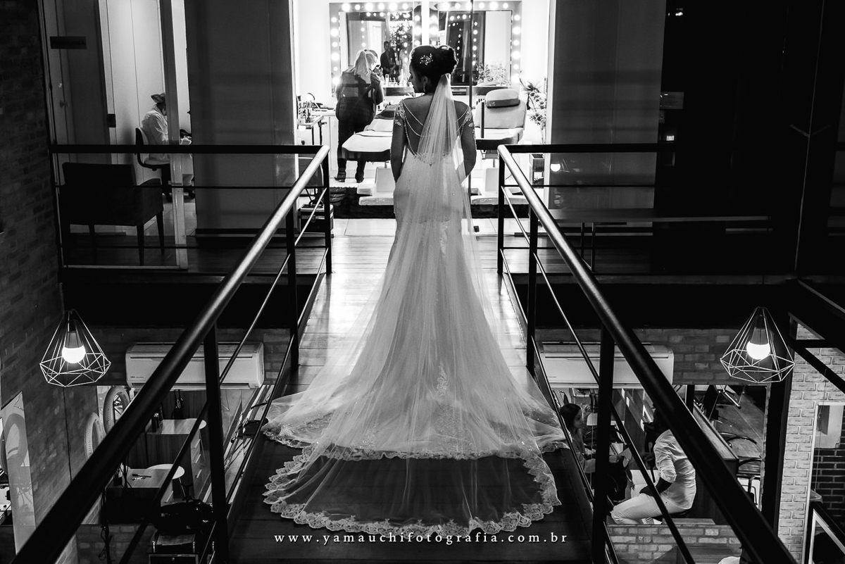 vestido com véu para noiva