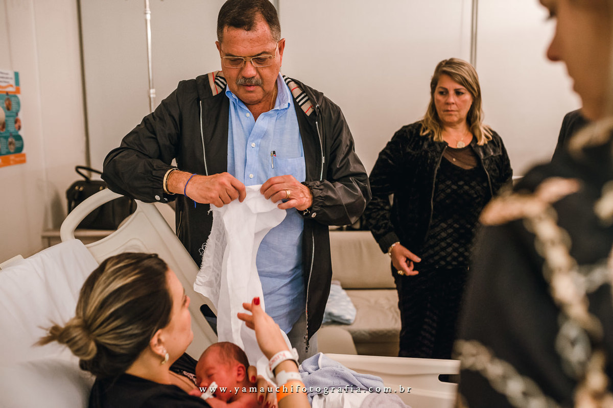 vovô com o recém nascido