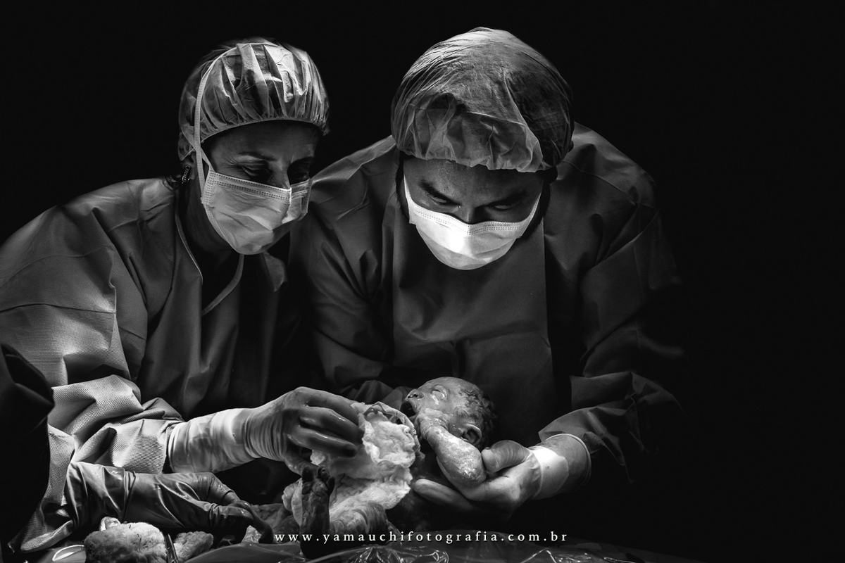 recém nascido na hora do parto