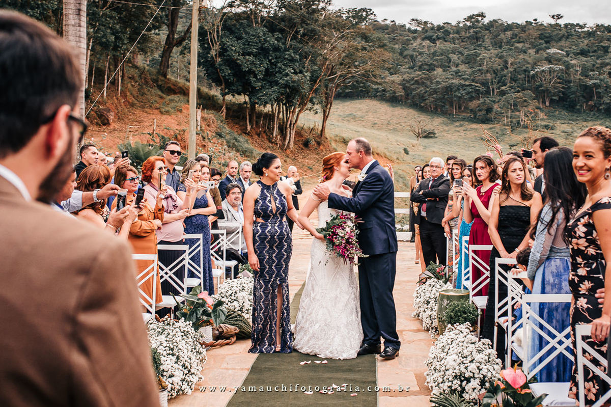 Vestido de noiva e buquê de flores