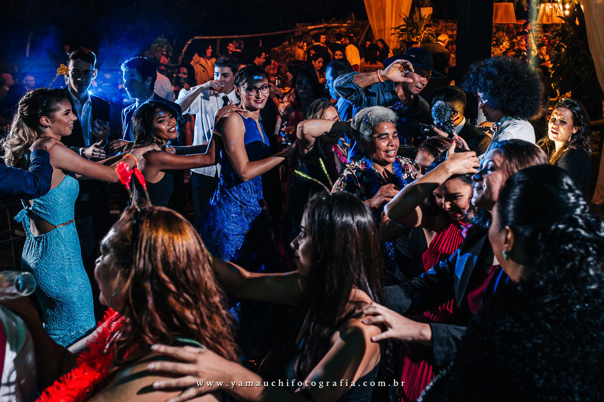 convidados dançando na festa