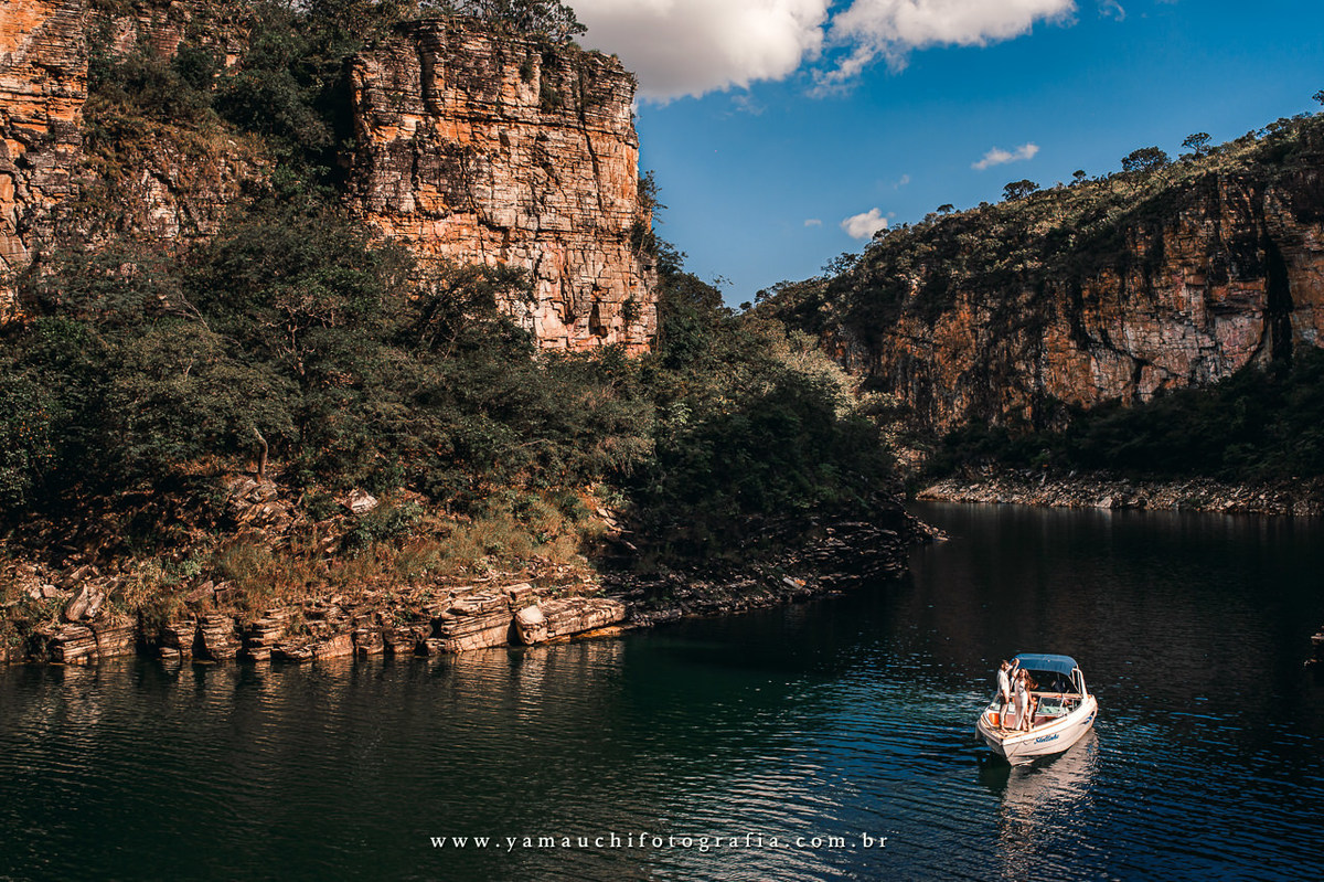 Fotografia na represa de Furnas com passeio de lancha em Minas Gerais