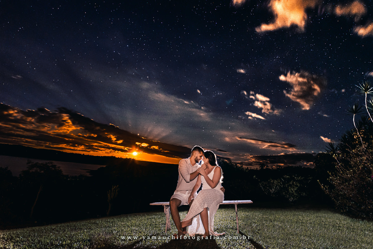 Fotógrafo de casamento SP Mogi das Cruzes, no ensaio de casal com foto noturna da lua e estrelas em Capitólio