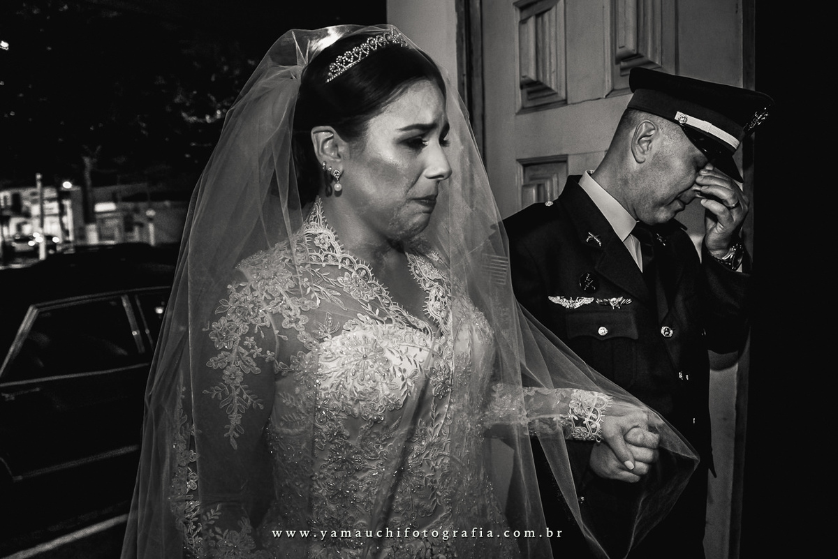 casamento na igreja com pai emocionado