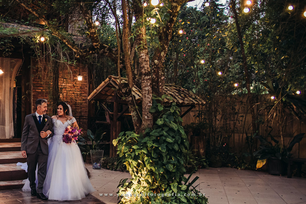 entrada da noiva no salão Casarão La Villa para casamentos no campo