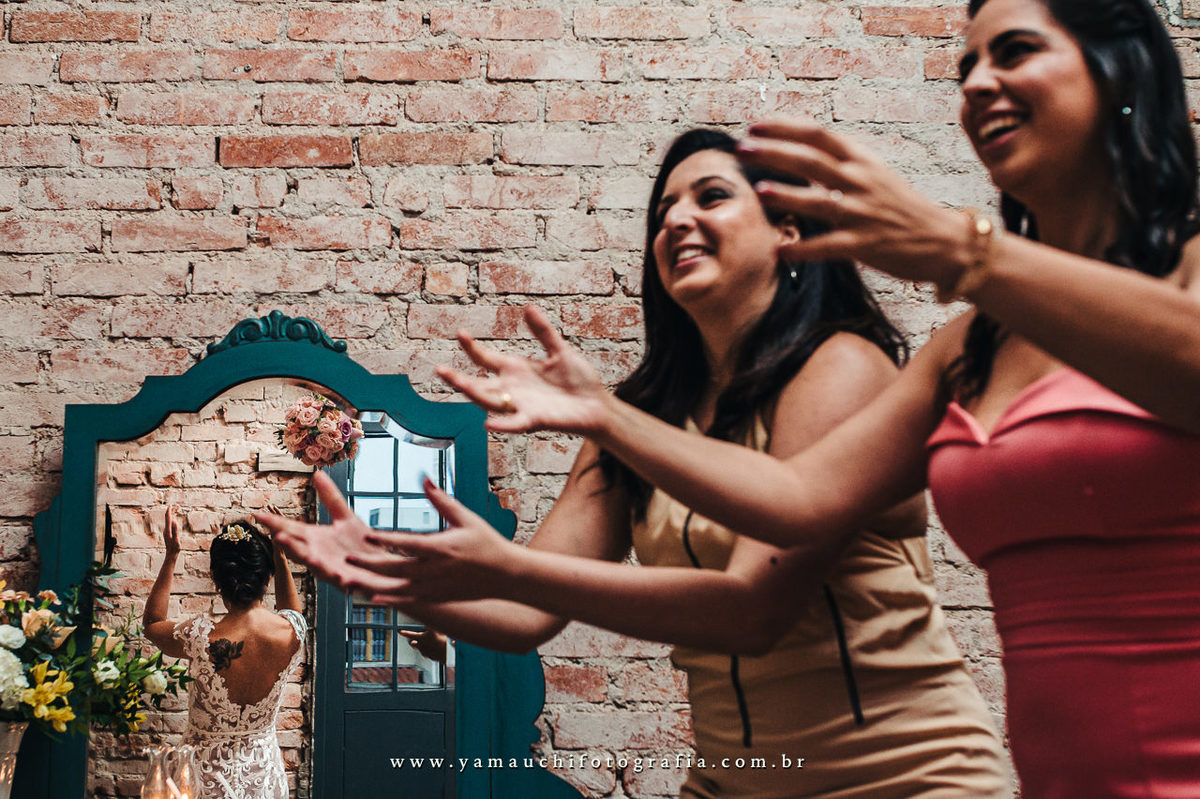 noiva jogando buquê de flores