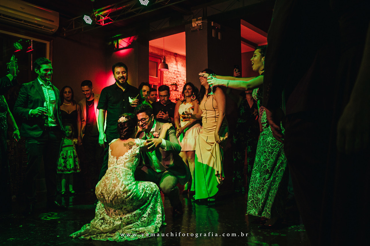 noivos dançando na festa de casamento