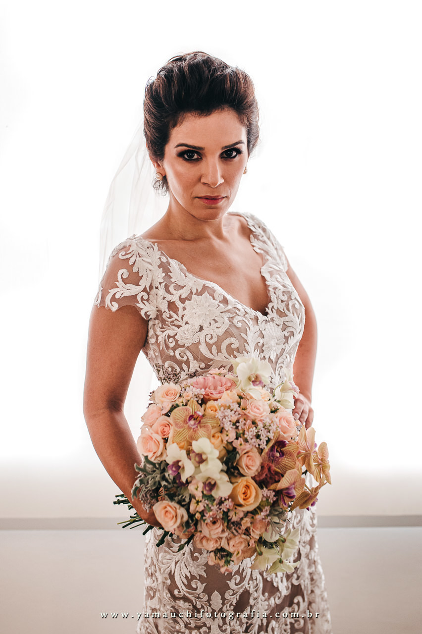 vestido de noiva moderno e buque de flores