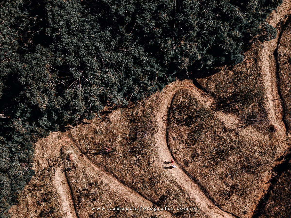 Fotografia criativa de drone em ensaio de casal em Campos do Jordão